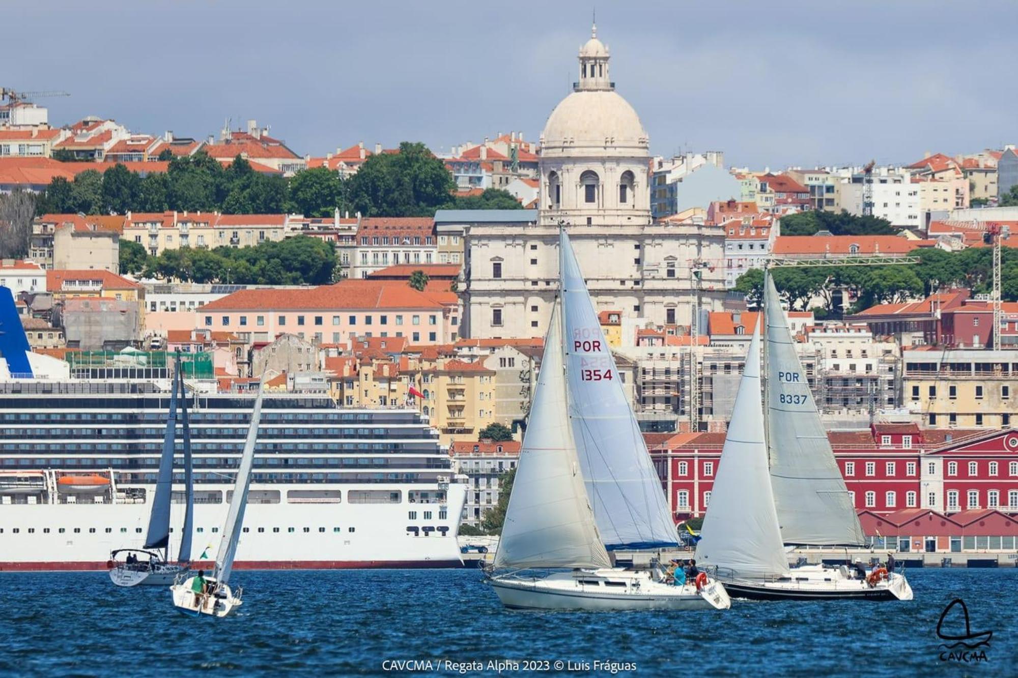 Appartamento Be Local - Sleep Aboard The Santa Maria Sailing Boat In Lisbona Esterno foto