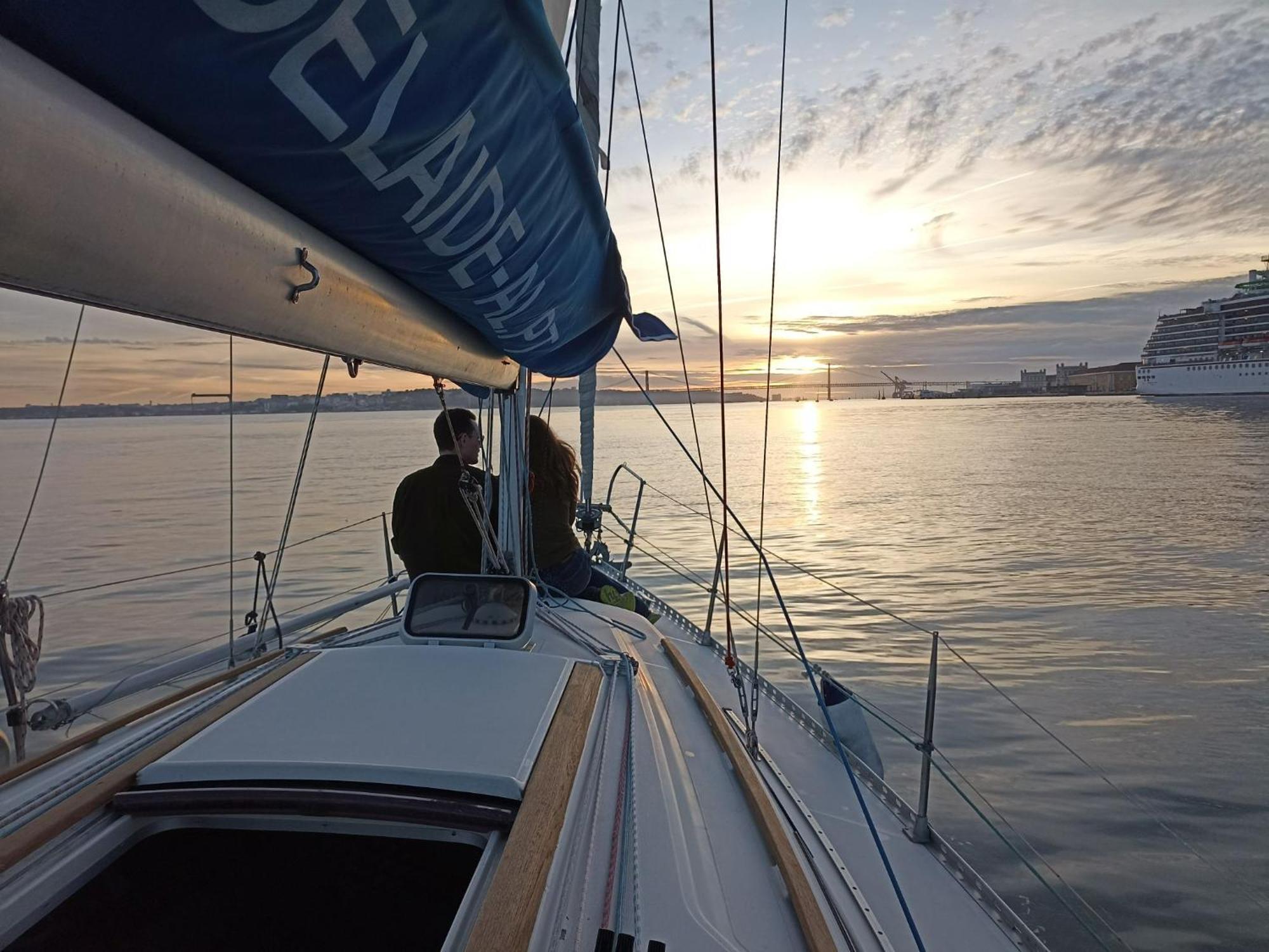 Appartamento Be Local - Sleep Aboard The Santa Maria Sailing Boat In Lisbona Esterno foto