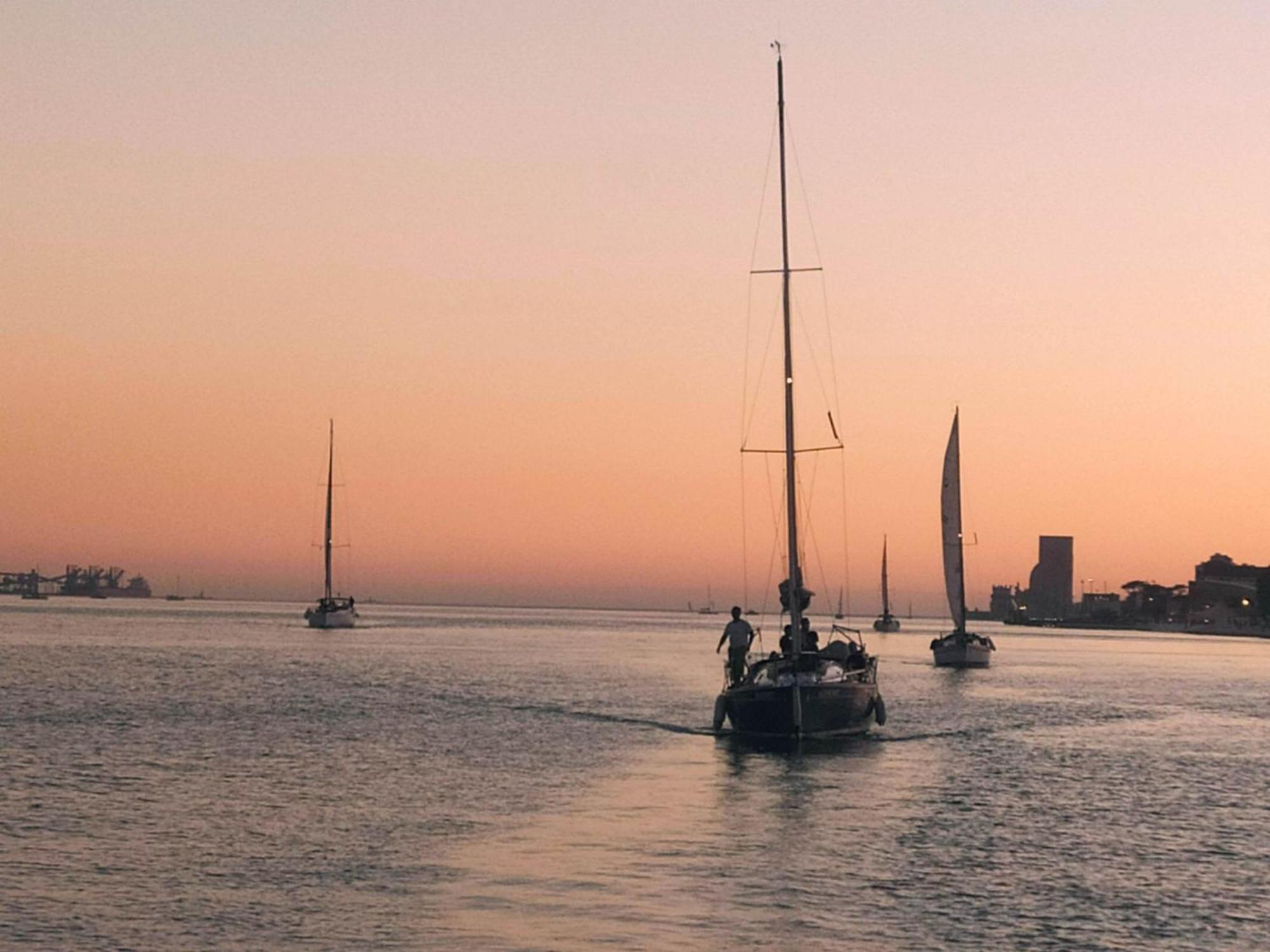 Appartamento Be Local - Sleep Aboard The Santa Maria Sailing Boat In Lisbona Esterno foto