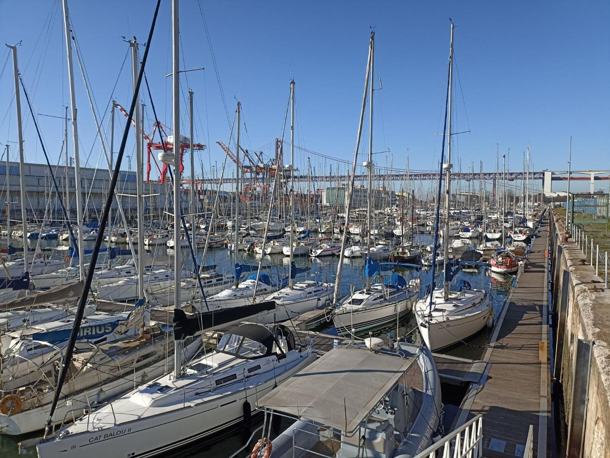 Appartamento Be Local - Sleep Aboard The Santa Maria Sailing Boat In Lisbona Esterno foto